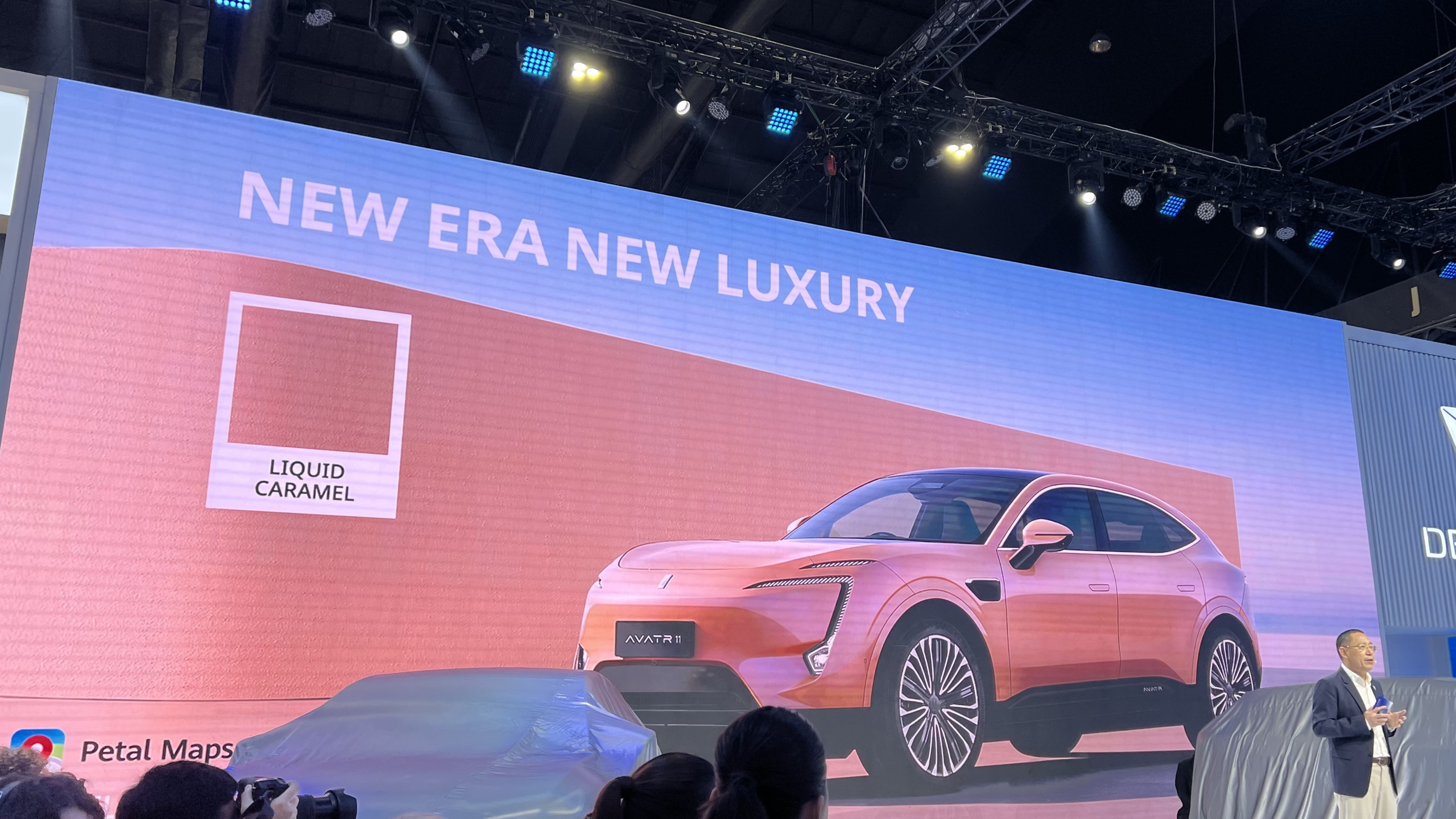 阿维塔11晖金色泰国车展发布,搭载花瓣地图车道级导航