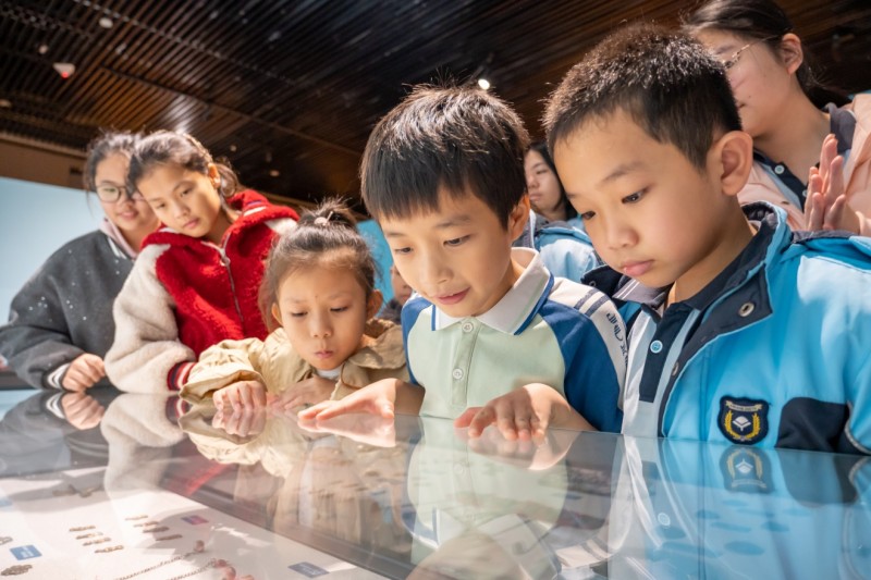 肯德基小候鸟基金十周年新春温暖行动为邕城“邕城”小候鸟送出惊喜