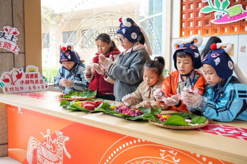 肯德基小候鸟基金十周年新春温暖行动为邕城“邕城”小候鸟送出惊喜