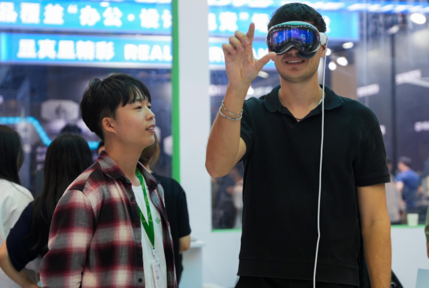 聚焦高交会,伯恩光学ai 新材料解锁智能设备新未来