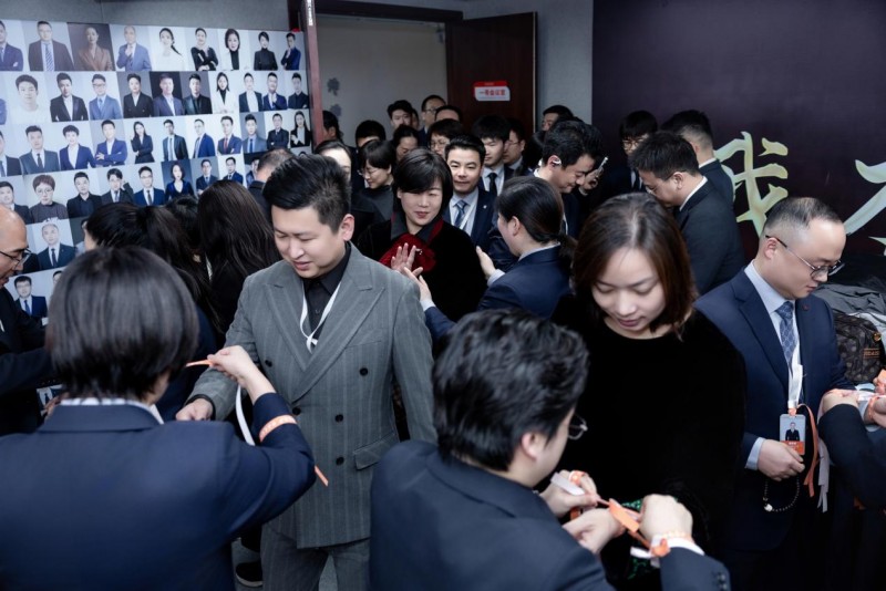 足够爱客户 全力爱团队 中梁咨询2025农历收官月会