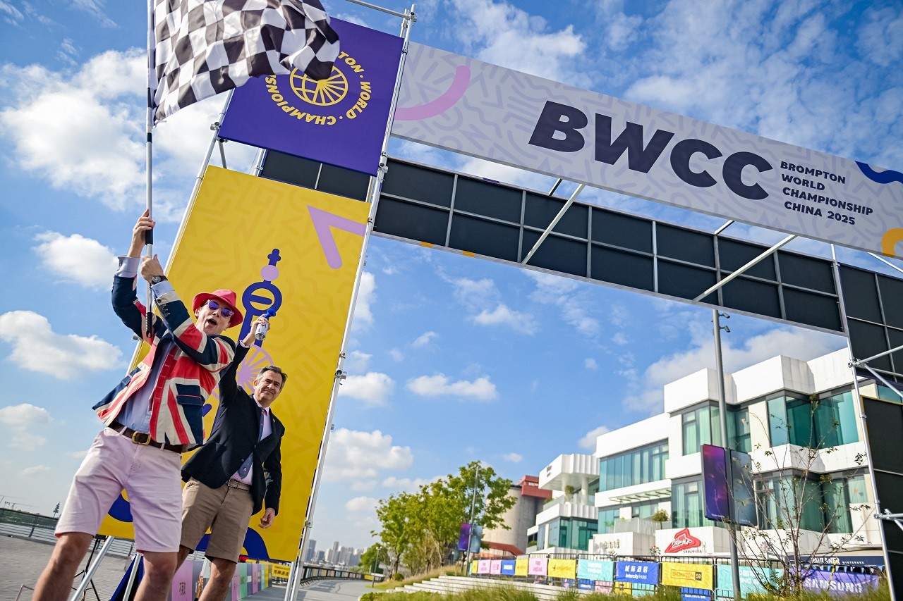 1761895202845572.jpg 01- brompton世界锦标赛2025中国站挥旗&鸣枪.jpg